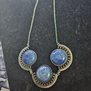 💜A Silver Tone and Blue Necklace